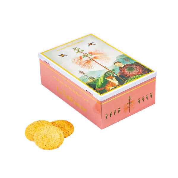 Biscuits sablés aux pépites de framboises et aux pépites de caramel - Boite métal "La jeune fille et le renard" - 250g 1 Biscuits sablés aux pépites de framboises et aux pépites de caramel - Boite métal "La jeune fille et le renard" - 250g