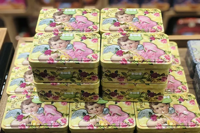 Kẹo Thủ Công Pháp – Nghệ Thuật Làm Kẹo Truyền Thống Của Châu Âu 4 Bánh Kẹo Hộp Thiếc Nhập Khẩu Cao Cấp – Quà Tặng Sang Trọng